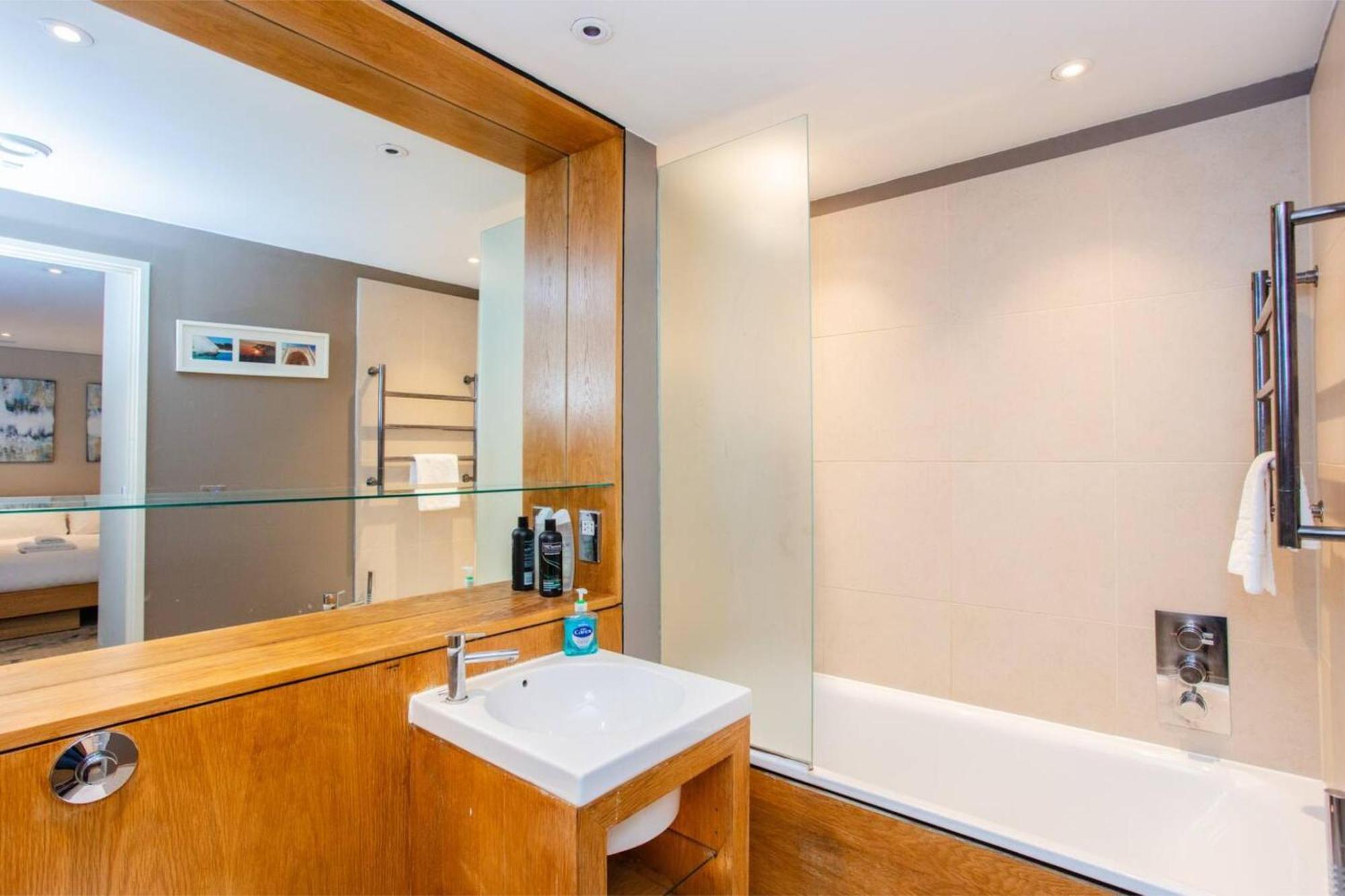 Modern 3 Bedroom Apartment In Paddington Лондон Екстериор снимка