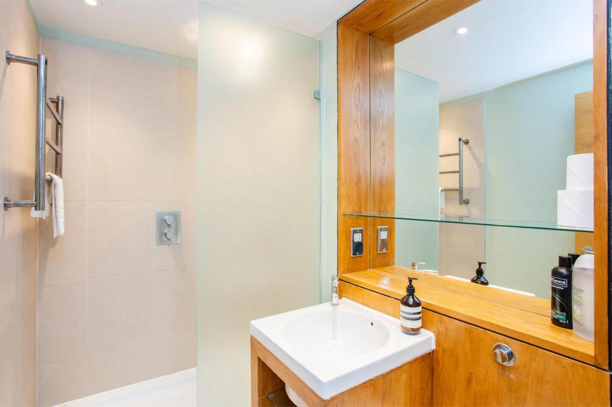 Modern 3 Bedroom Apartment In Paddington Лондон Екстериор снимка